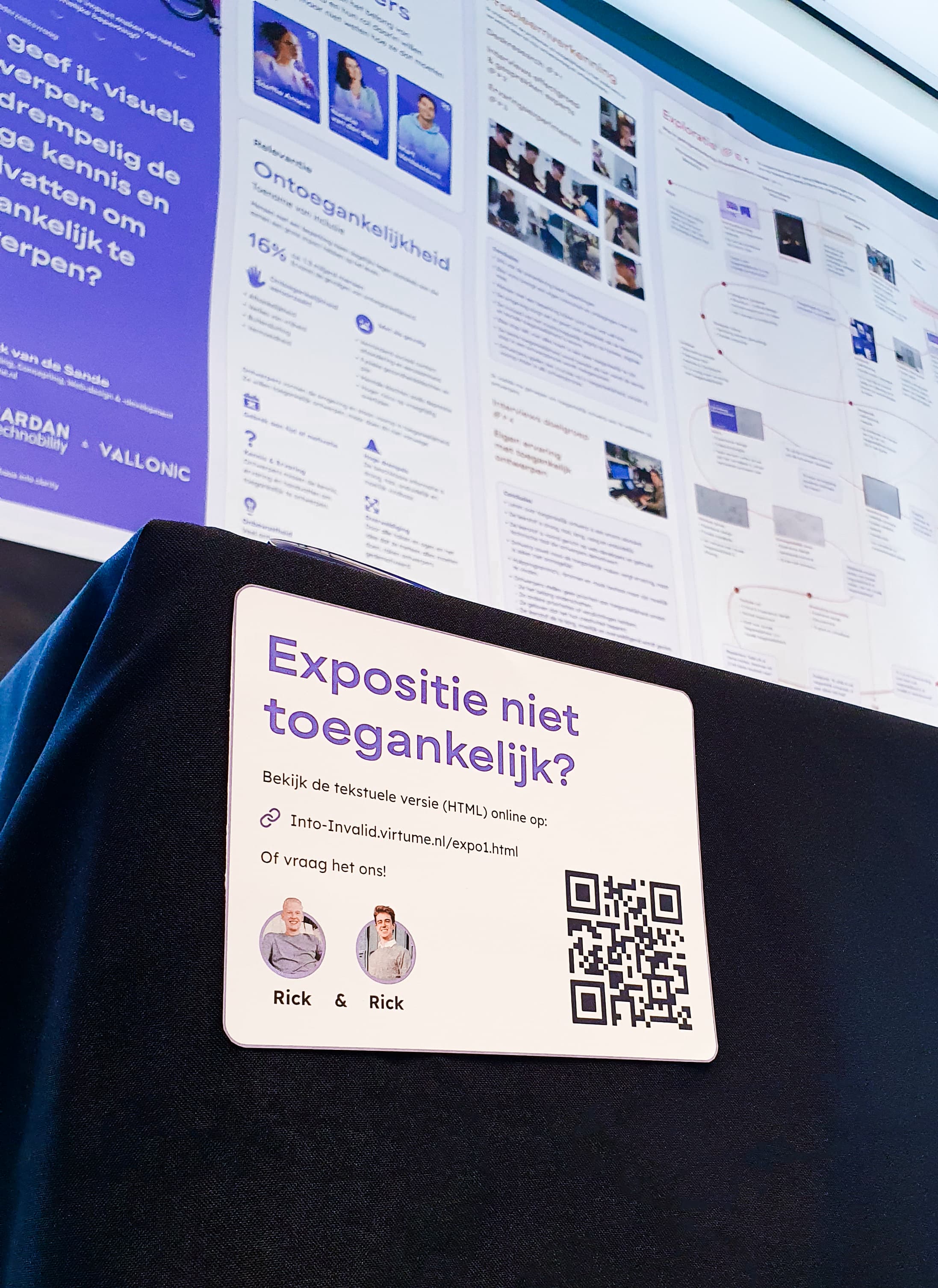 Een bordje met daarop de tekst: 'Expositie niet toegankelijk? Bekijk de tekstuele (HTML) versie op: Into-invalid.virtume/nl/expo1.html, of vraag het ons!, Rick & Rick.'.
